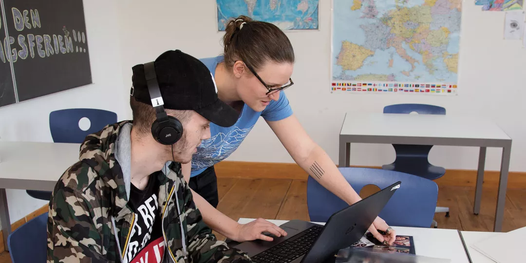 Bild zum Leitartikel: Zwei junge Männer an der Tagessonderschule Vert.igo in Zürich. Foto: Thomas Burla